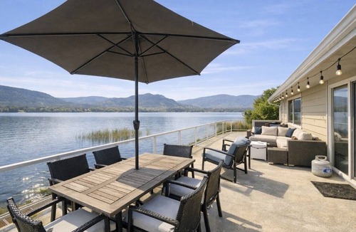 Oroville House | Lakeside Retreat
