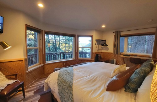 Irwin Cottage | Lakeview Cottage under the Canopy
