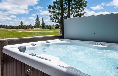 Sunriver Cabin | Lakeview Escape with Access to Exclusive Golf