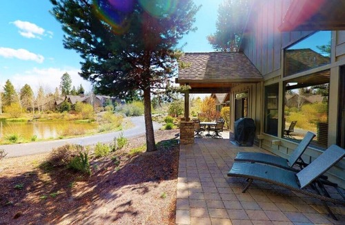 Sunriver Cabin | Lakeview Escape with Access to Exclusive Golf