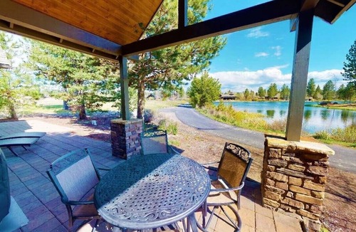 Sunriver Cabin | Lakeview Escape with Access to Exclusive Golf
