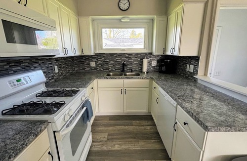 Fremont Cottage | Lakeview Getaway: Steps away from park, public beach and boat launch