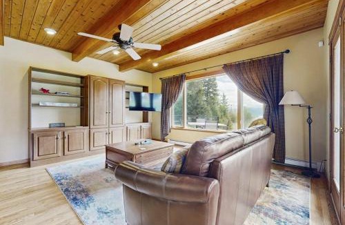Sandpoint House | Lakeview Home with new hot tub - Sleeps 10