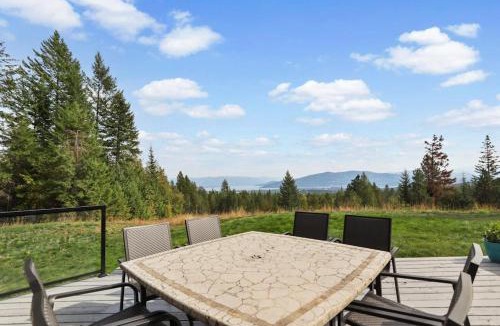 Sandpoint House | Lakeview Home with new hot tub - Sleeps 10