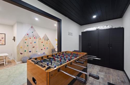 Worley House | Lakeview Retreat for 13 Games, Golf Cart & Views