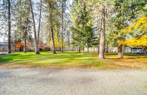 Nine Mile Falls Apartment | Lakeview Retreat w/Fireplace, Spa Tub & Balcony