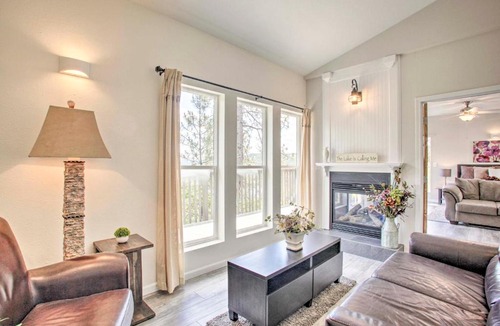 Nine Mile Falls Apartment | Lakeview Retreat w/Fireplace, Spa Tub & Balcony