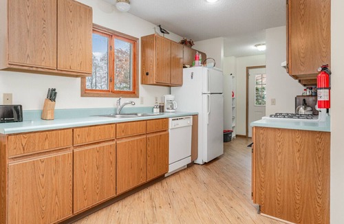 Au Gres Apartment | Lakeview & Wildlife Cabin