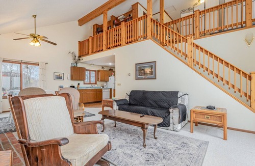 Au Gres Apartment | Lakeview & Wildlife Cabin