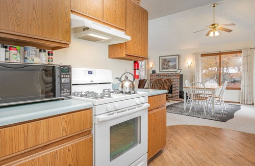 Au Gres Apartment | Lakeview & Wildlife Cabin