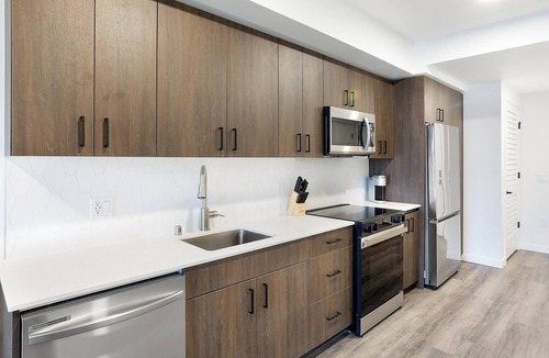Crown Hill Apartment | Landing | Amazing 1BD, Gym