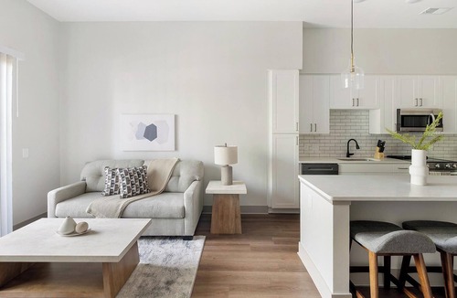 Edgehill Apartment | Landing | Chic 1BD, Courtyard, Gym