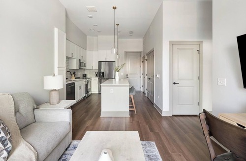Edgehill Apartment | Landing | Chic 1BD, Courtyard, Gym