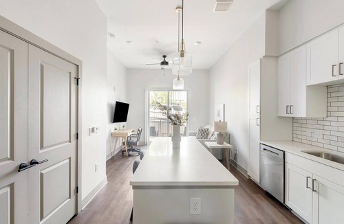 Edgehill Apartment | Landing | Chic 1BD, Courtyard, Gym