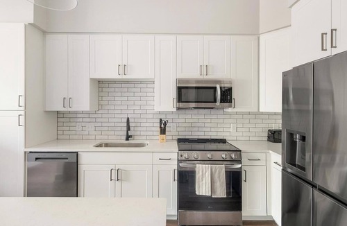 Edgehill Apartment | Landing | Chic 1BD, Courtyard, Gym