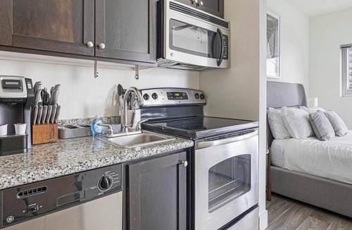 Pearl District Apartment | Landing | Chic Studio, Gym, Courtyard