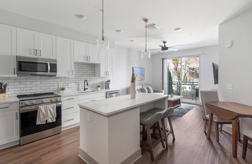 Edgehill Apartment | Landing | Modern 1BD, Courtyard, Yoga Studio