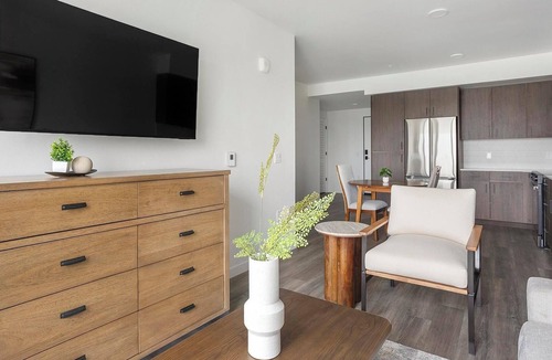 Crown Hill Apartment | Landing | Modern 1BD, Gym
