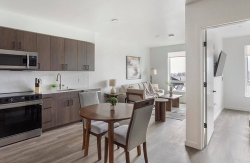 Crown Hill Apartment | Landing | Modern 1BD, Gym