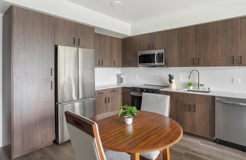 Crown Hill Apartment | Landing | Modern 1BD, Gym