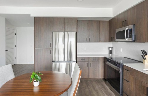 Crown Hill Apartment | Landing | Modern 1BD, Gym