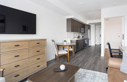 Crown Hill Apartment | Landing | Modern 1BD, Gym