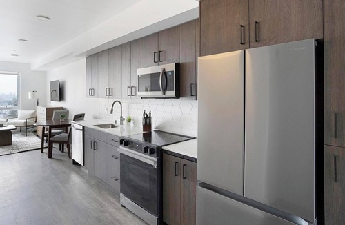 Crown Hill Apartment | Landing | Modern 1BD, Gym