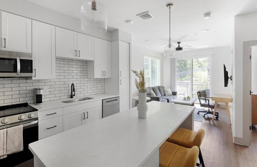 Edgehill Apartment | Landing | Modern 1BD, Yoga Studio, Courtyard