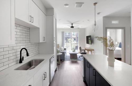 Edgehill Apartment | Landing | Modern 1BD, Yoga Studio, Courtyard