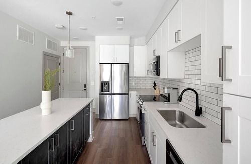 Edgehill Apartment | Landing | Modern 1BD, Yoga Studio, Courtyard