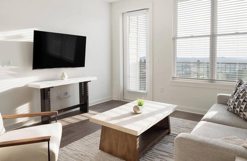 Brentwood Apartment | Landing | Modern 2BD, Clubhouse, Gym