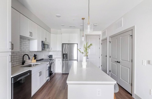 Edgehill Apartment | Landing | Modern 2BD, Gym, Courtyard
