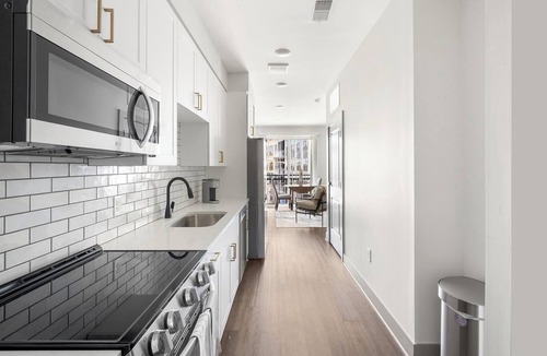 Edgehill Apartment | Landing | Modern Studio, Yoga Studio, Courtyard