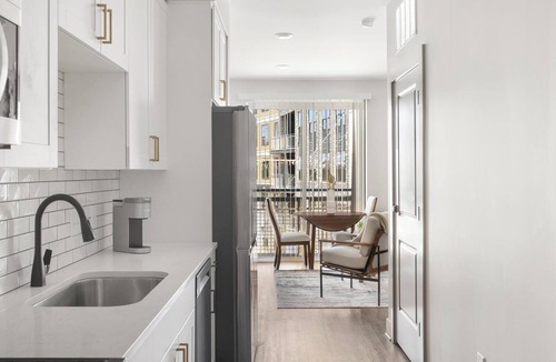 Edgehill Apartment | Landing | Modern Studio, Yoga Studio, Courtyard