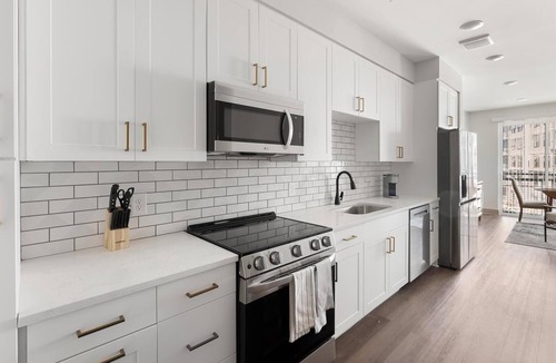 Edgehill Apartment | Landing | Modern Studio, Yoga Studio, Courtyard