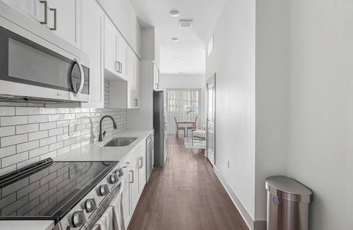 Edgehill Apartment | Landing | Modern Studio, Courtyard, Yoga Studio