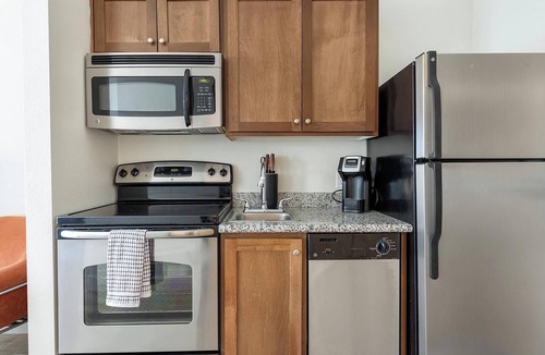 Pearl District Apartment | Landing | Modern Studio, Gym, Courtyard