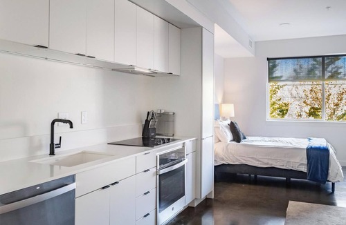 Sugar House Apartment | Landing | Modern Studio, Rooftop Lounge, Gym