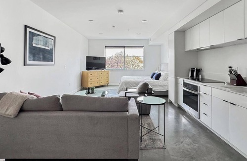 Sugar House Apartment | Landing | Spectacular Studio, Rooftop Lounge, Gym