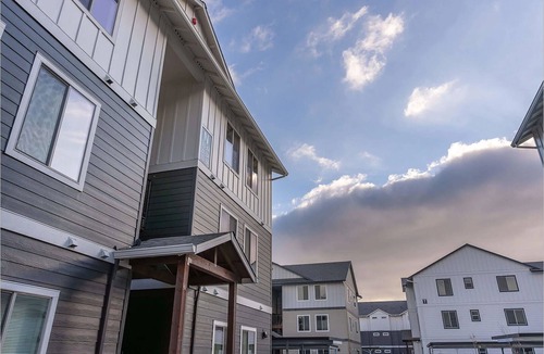 Woodburn Apartment | Landing | Spectacular 2BD, Clubhouse, Gym