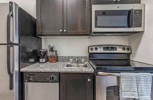 Pearl District Apartment | Landing | Spectacular Studio, Courtyard, Gym