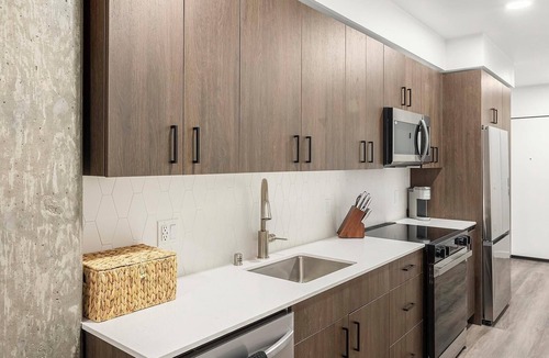Crown Hill Apartment | Landing | Stunning 1BD, Gym