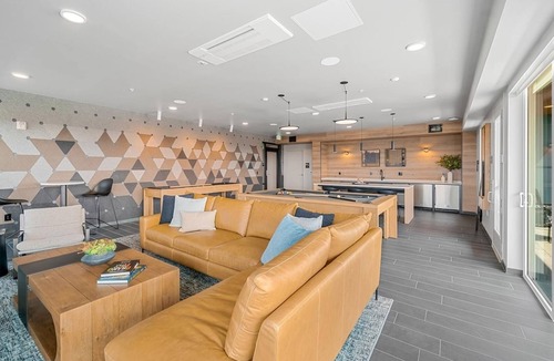 Crown Hill Apartment | Landing | Stunning 1BD, Gym
