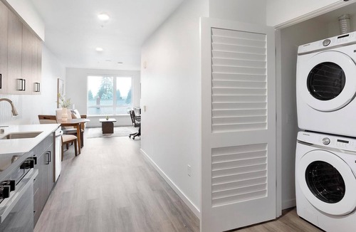 Crown Hill Apartment | Landing | Stunning 1BD, Gym