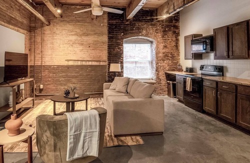 Downtown Memphis Apartment | Landing | Stylish 1BD, Courtyard, Gym