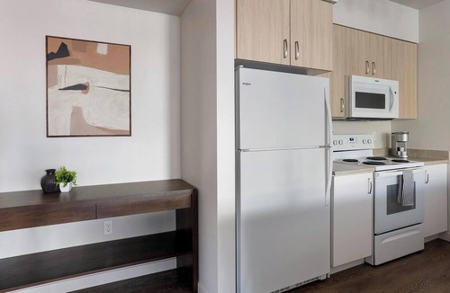Smokey Point Apartment | Landing | Stylish 1BD, Pool, Clubhouse