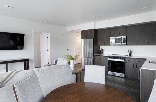 Crown Hill Apartment | Landing | Stylish 2BD, Gym