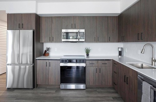 Crown Hill Apartment | Landing | Stylish 2BD, Gym