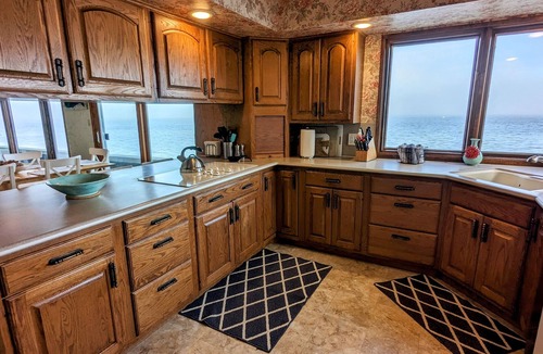 Langley House | Langley Beach House - 5 bedroom waterfront home in downtown Langley!