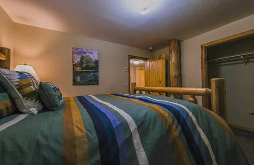 Eureka Cabin | Larch Lodge – 3 BDR Secluded Log Cabin & Pet Friendly!
